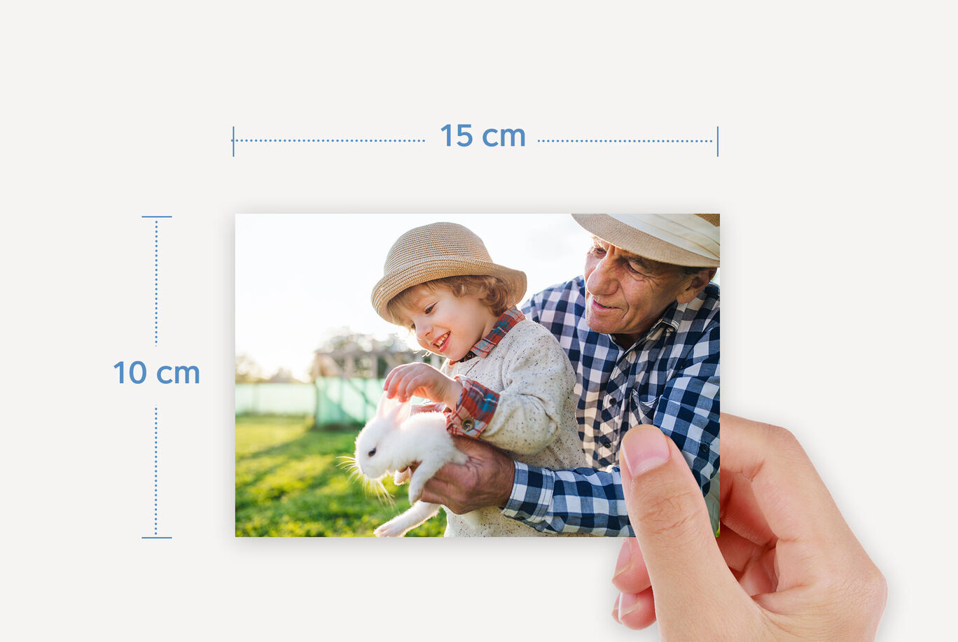 Un enfant tient doucement un lapin blanc, en présence d'un adulte. Une pelouse verte est visible en arrière-plan.