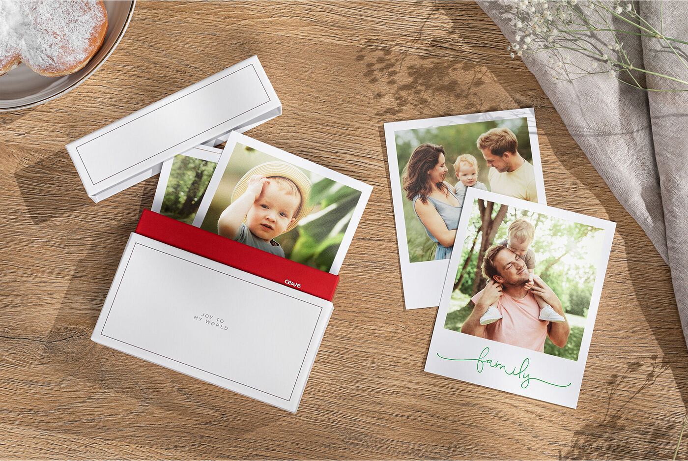 boîte de rangement photo ouverte révélant plusieurs tirages inspi rétro/ polaroid avec des scènes de vie familiale