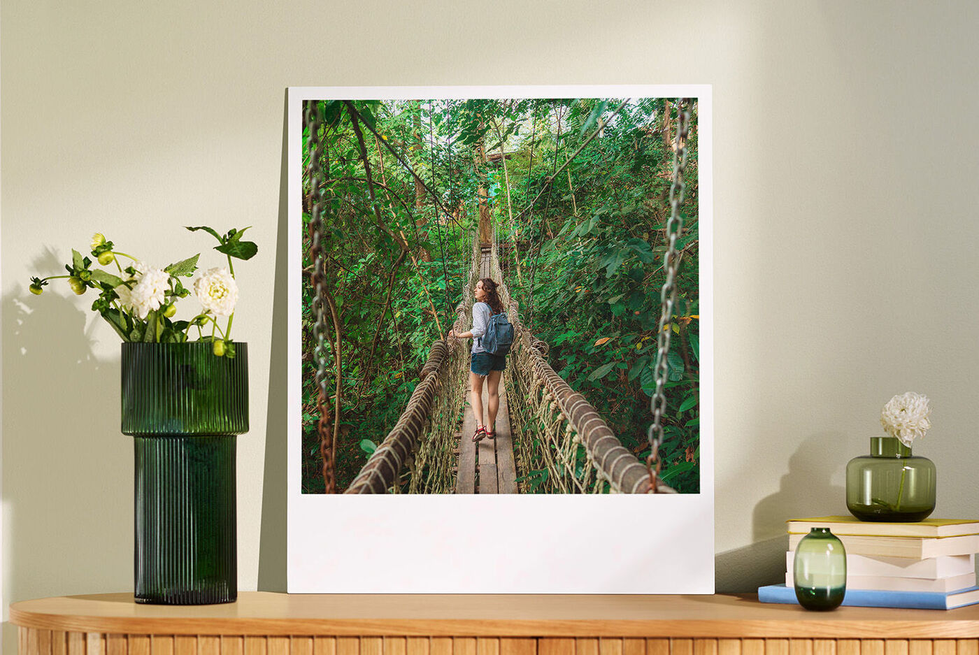 Tirage photo grand format vintage posé sur un meuble