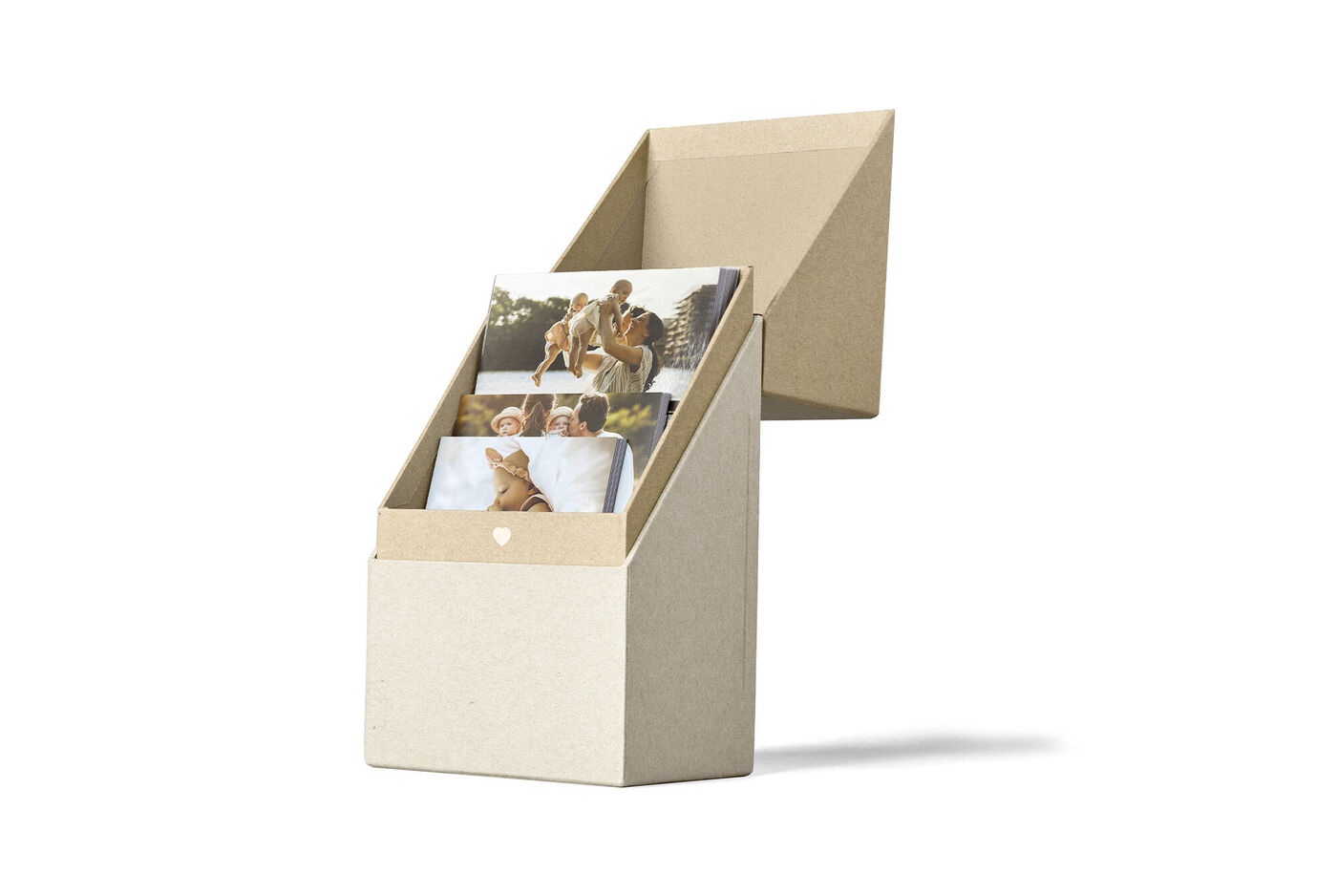 Boîte de rangement photo carré et haute dans les tons beiges/kraft, ouvertes avec photos qui ressortent