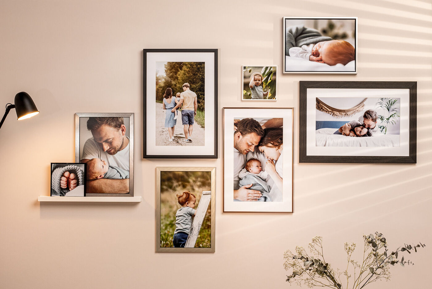 Mur avec des photos de famille montrant joie et souvenirs