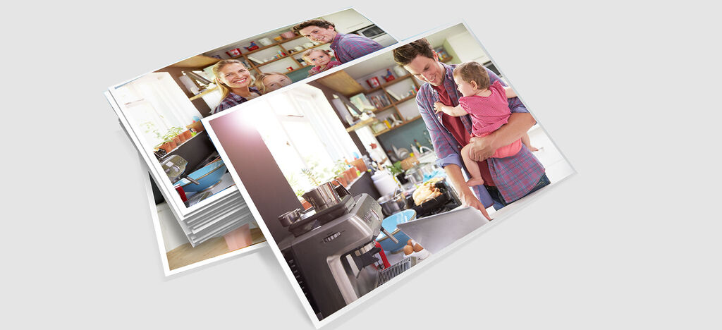 Un père heureux serre son enfant dans une cuisine confortable, entouré de photos. Un beau moment d'amour