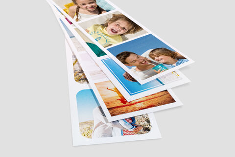 Une pile de photos joyeuses montrant des enfants heureux et des souvenirs de famille.
