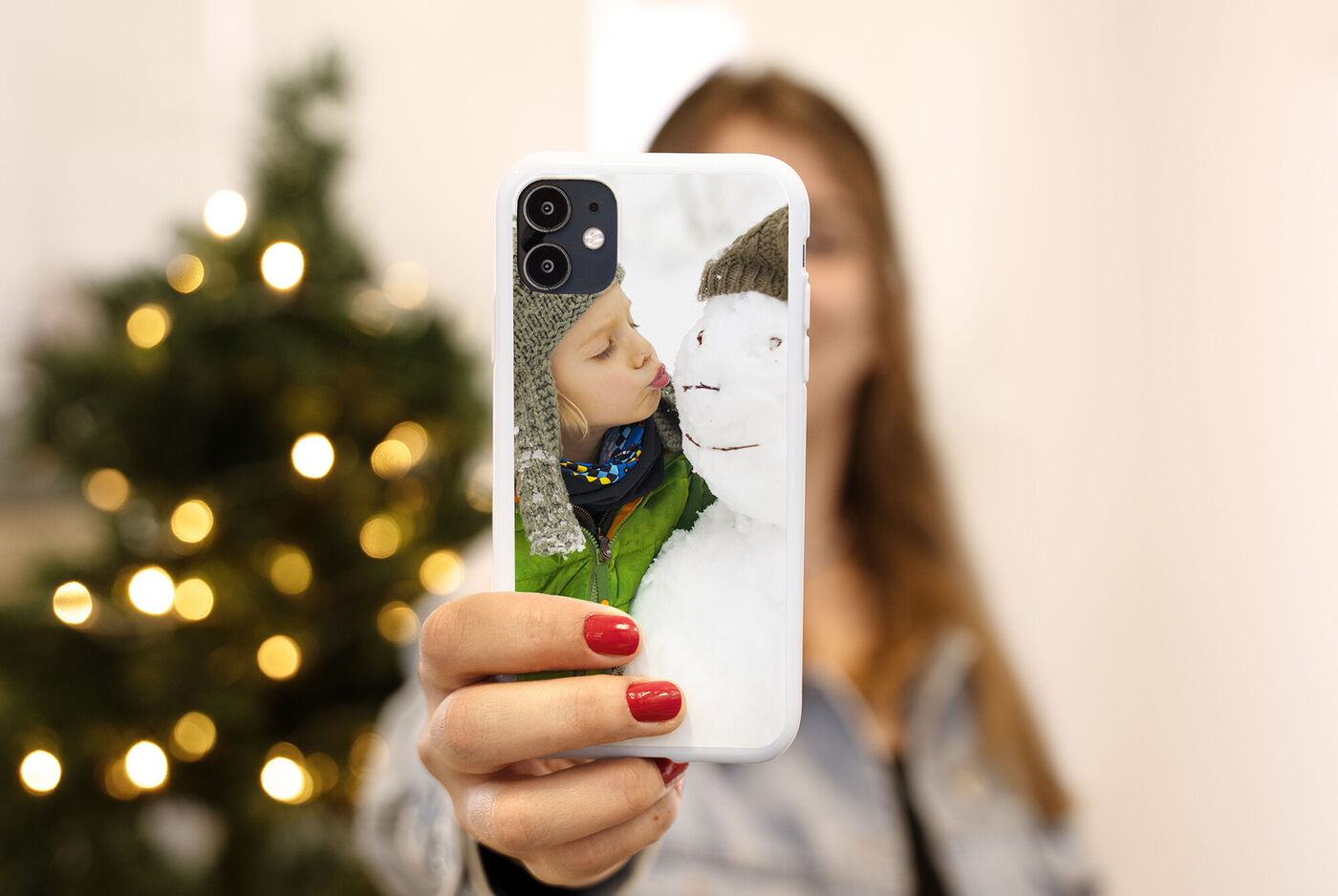 une main tient une coque personnalisée avec photo à l'arrière