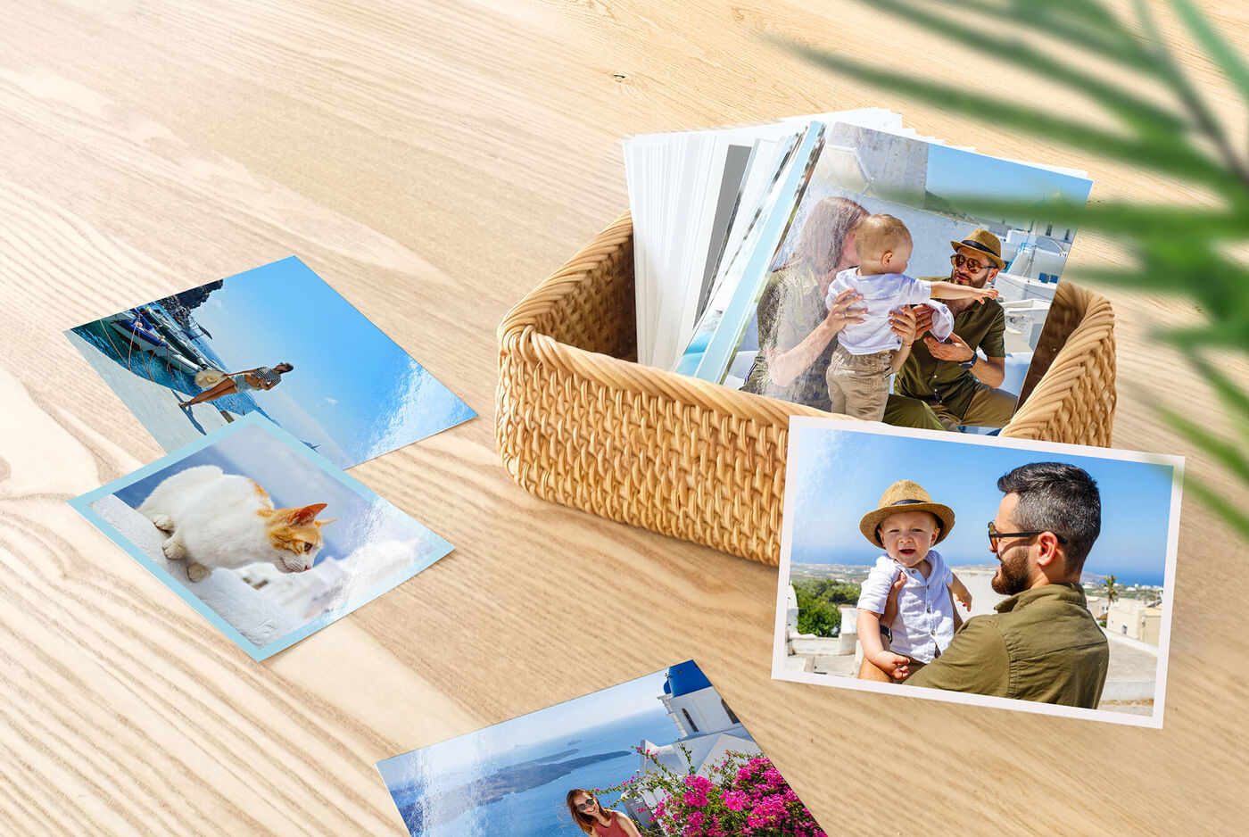 Un panier avec des photos sur une table en bois. Photos de moments heureux et mémorables.