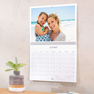 Calendrier mural avec des photos de vacances d'été et un emploi du temps.