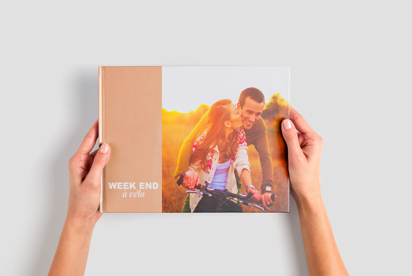 Un livre photo A4 paysage montrant un couple à velo