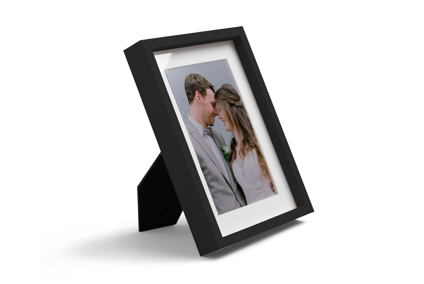 cadre photo prêt à poser noir avec photo d'un couple de mariés à l'intérieur