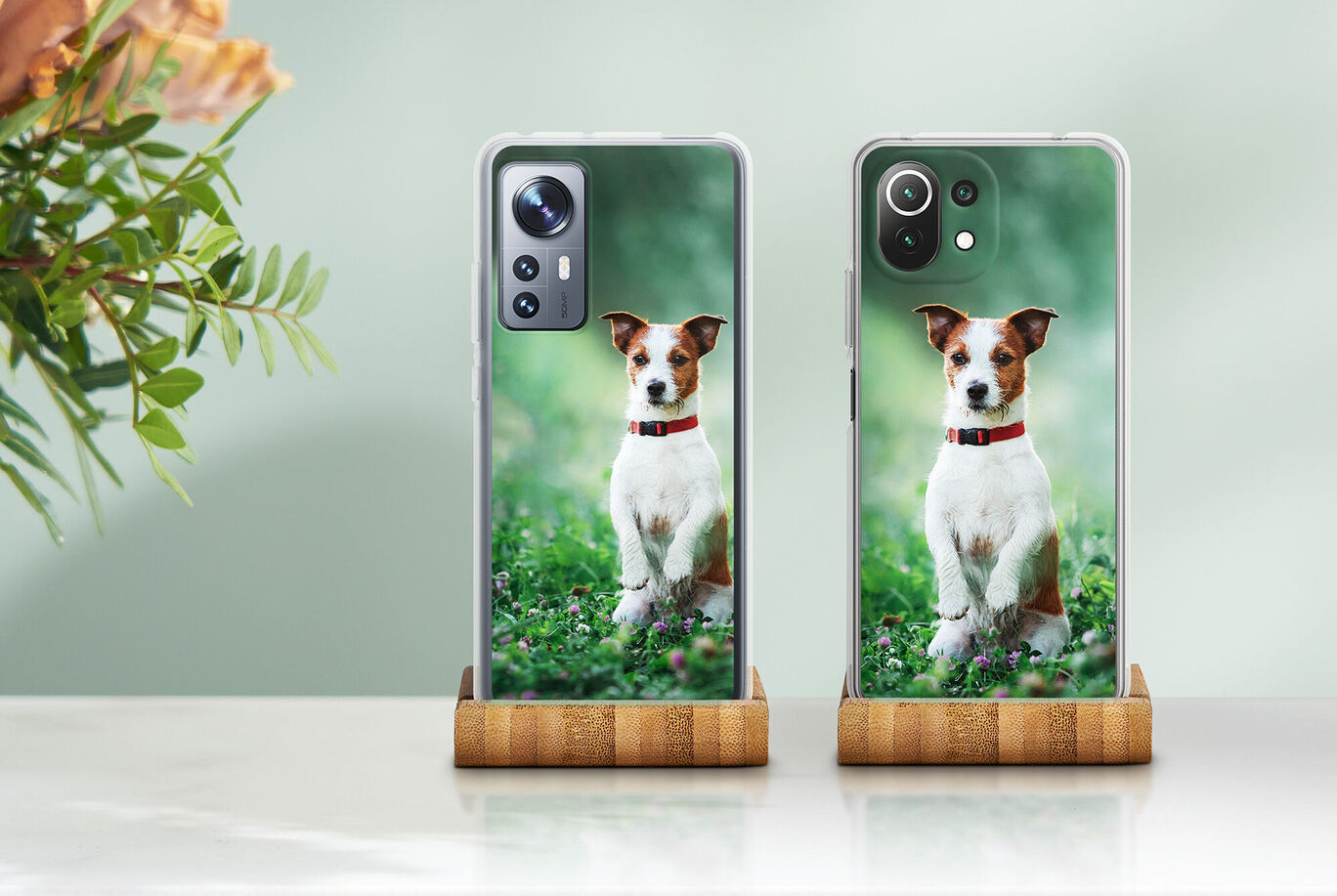 Deux coques de smartphone avec un motif de chien sur fond vert.