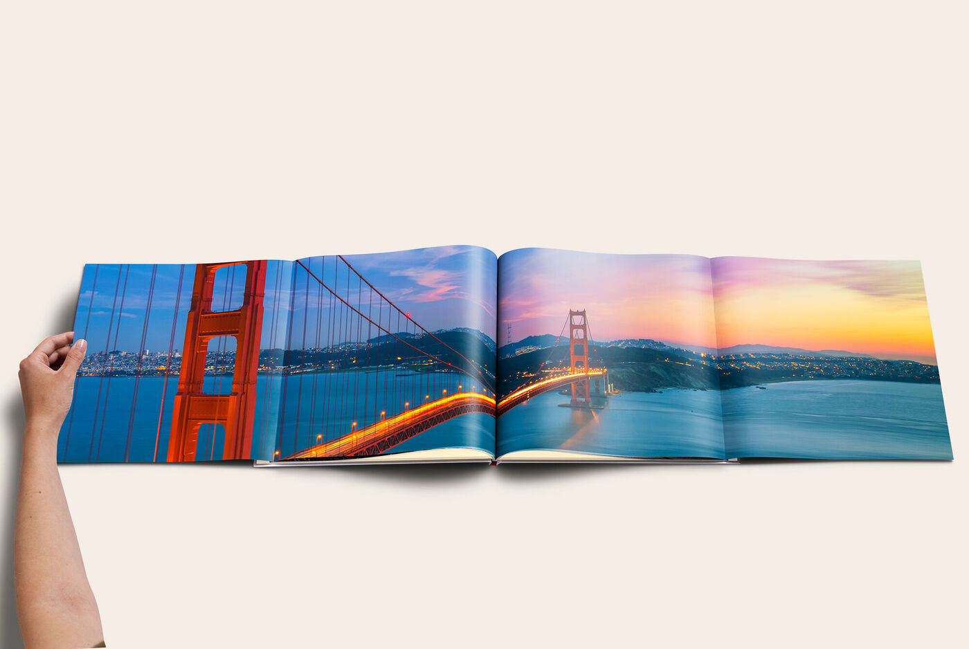 Livre photo ouvert avec une image du Golden Gate Bridge au coucher du soleil.