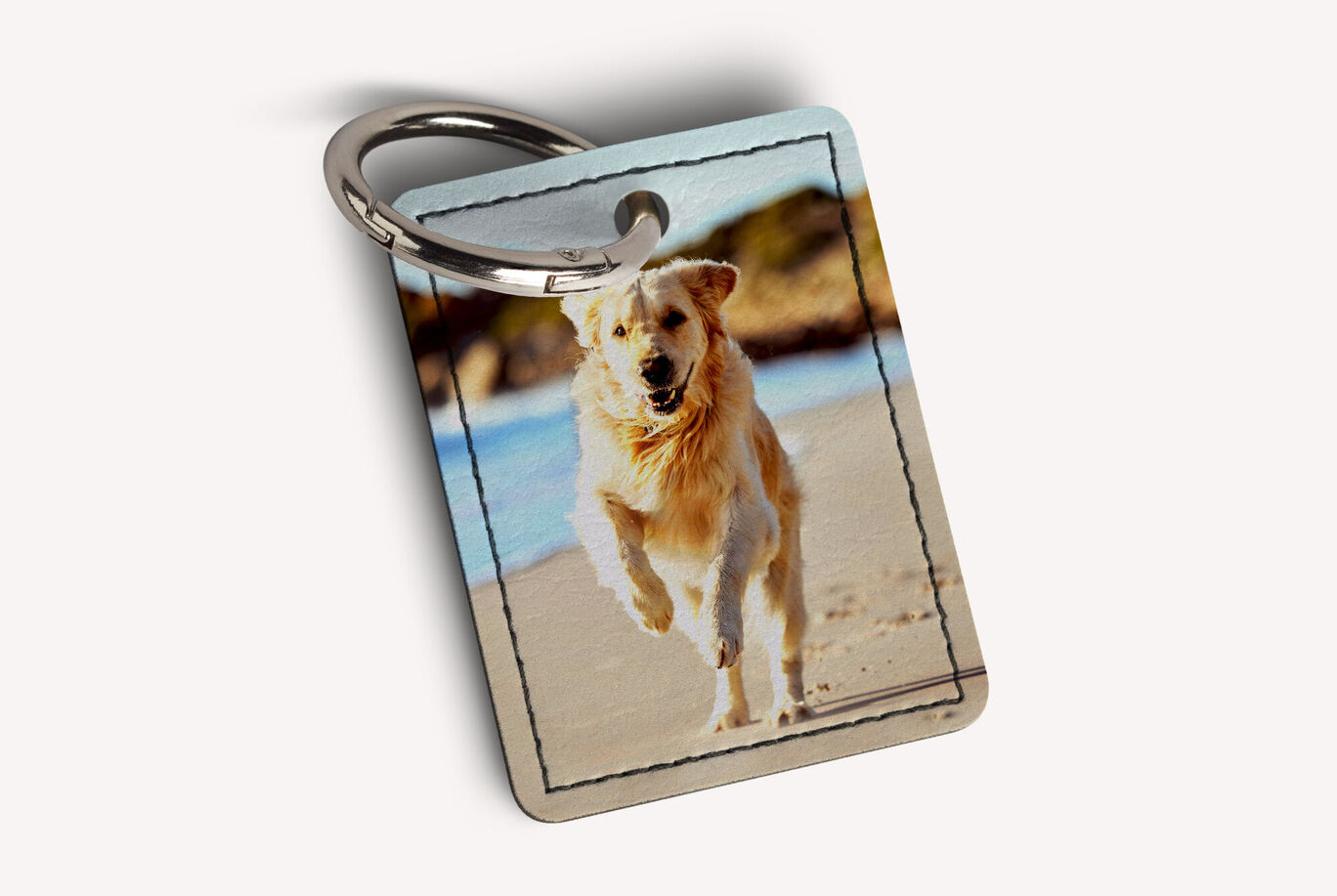 Un golden retriever court joyeusement sur la plage