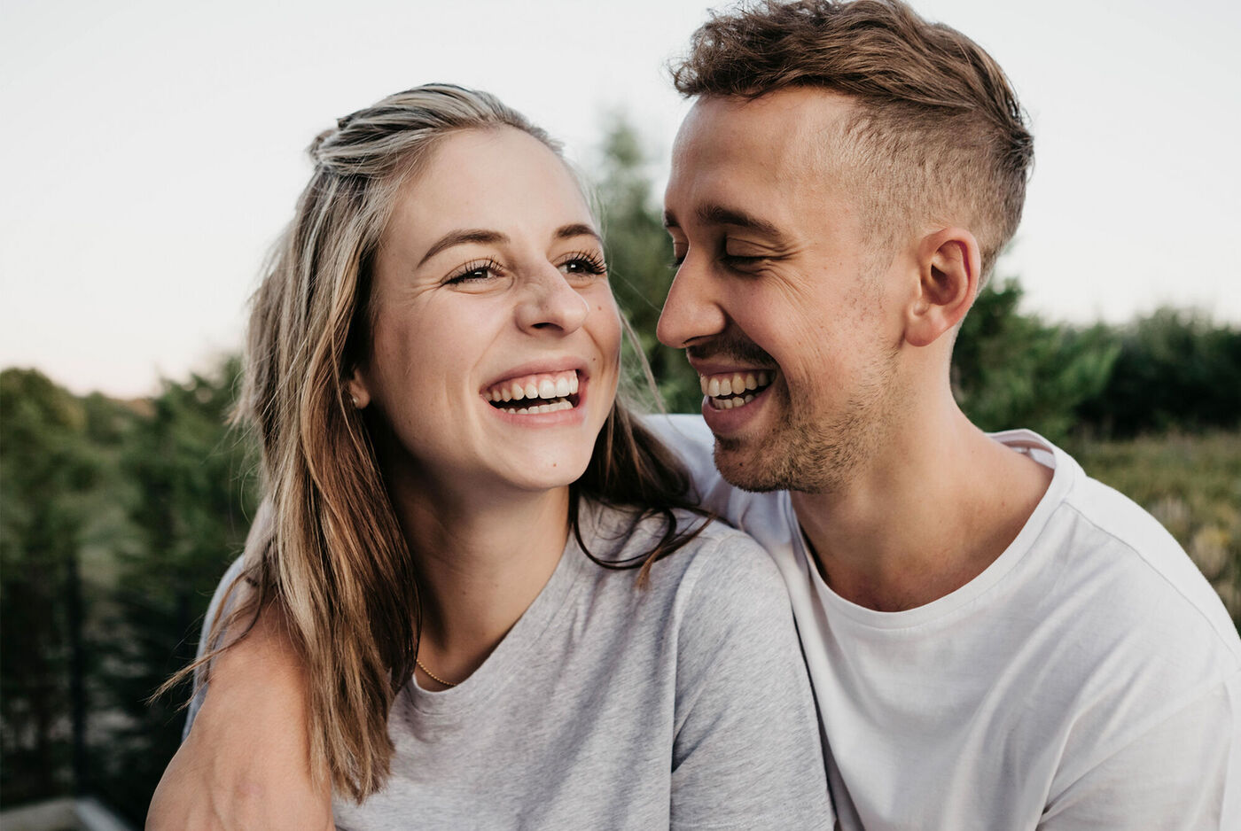 Portrait d'un couple souriant, en pleine nature