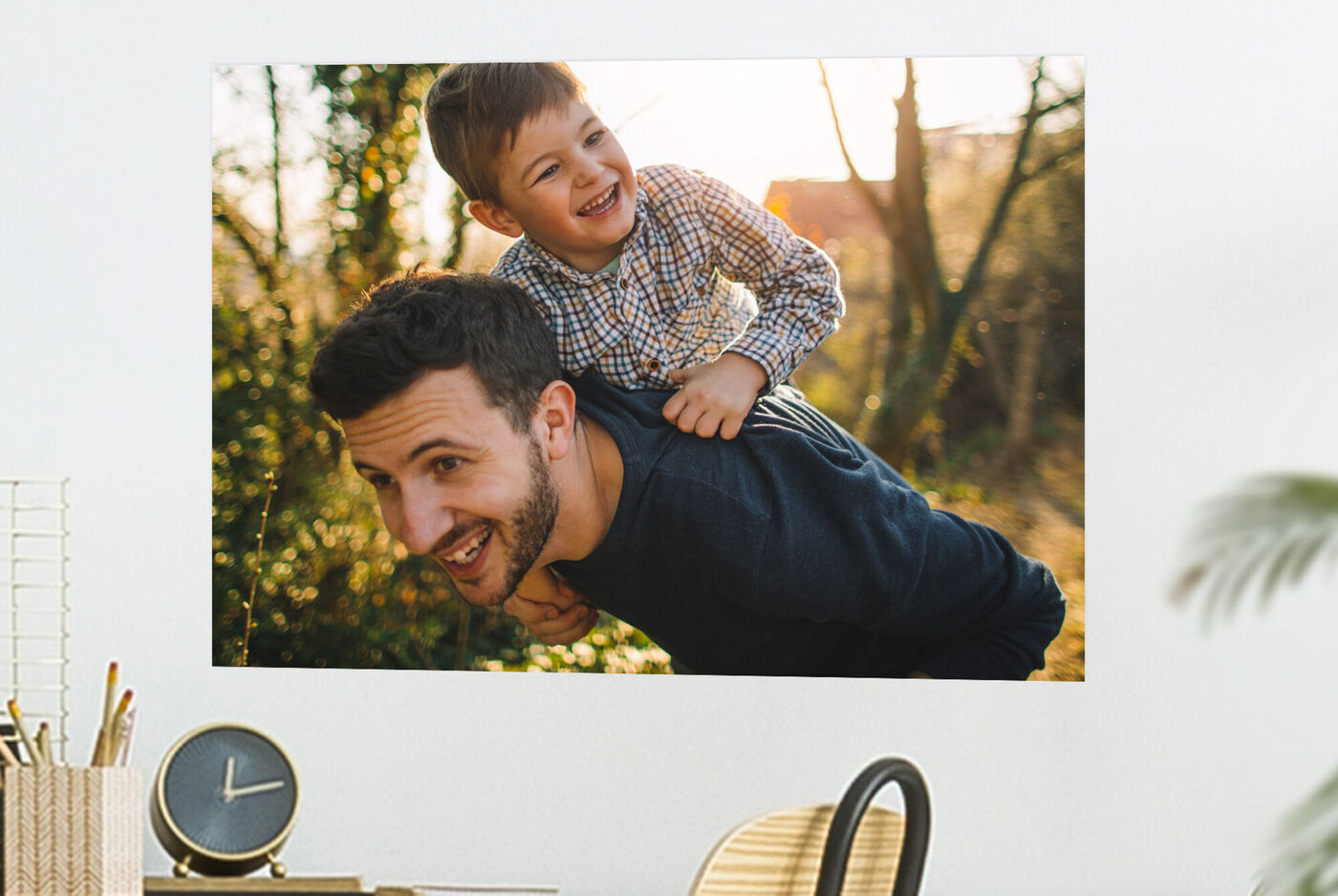 tirage photo grand format affiché en décoration murale représentant un père et son fils