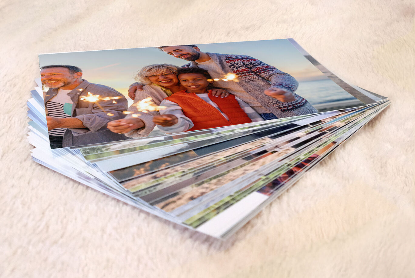 Des photos colorées d'amis et de famille joyeux, ensemble à l'extérieur, souriant.