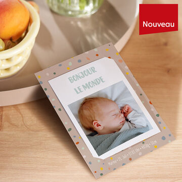 Une carte soigneusement conçue avec le texte 'Bonjour le Monde' et un espace vide pour une photo