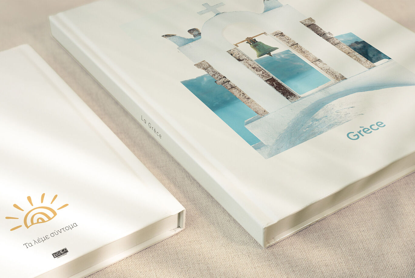 Un magnifique livre photo sur le thème de la Grèce sur un fond clair et doux.