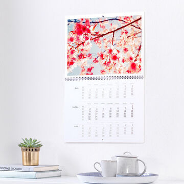 Un beau calendrier mural avec une fleur de cerisier. Les mois et jours sont affichés clairement en dessous