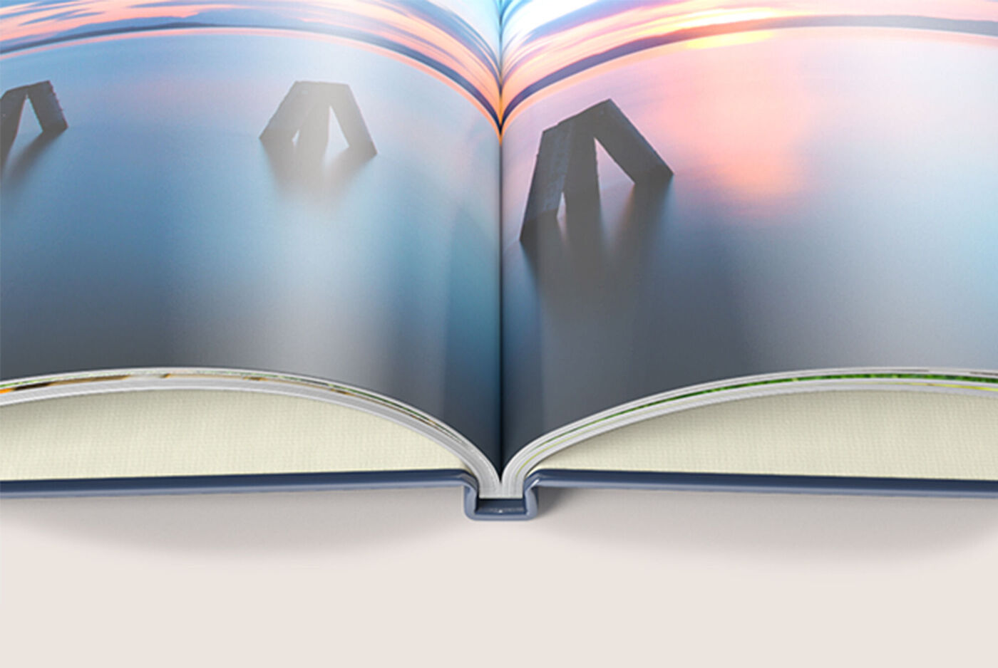 Livre photo CEWE ouvert avec de magnifiques photos de paysages et des couleurs douces.