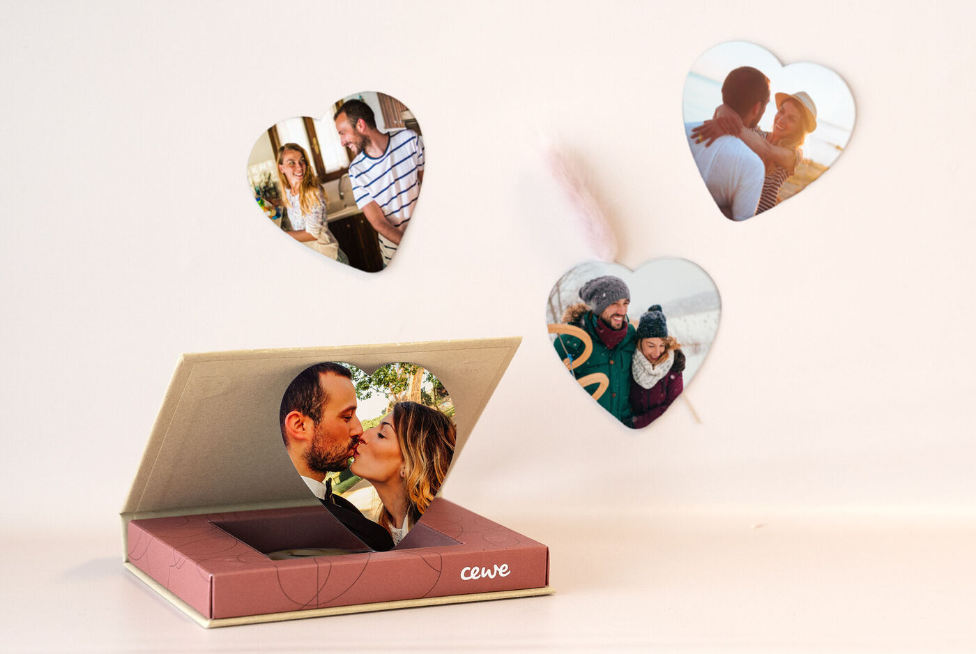 Un album photo en forme de cœur avec des souvenirs personnels.