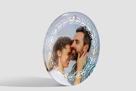 Un cadeau personnalisé en forme de plaque photo brillante avec deux personnes au premier plan montrant une connexion affectueuse. La scène transmet joie et chaleur.