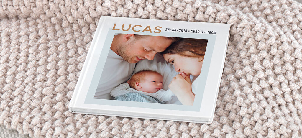 Un merveilleux album photo sur une légère couverture, montrant un instant tendre.