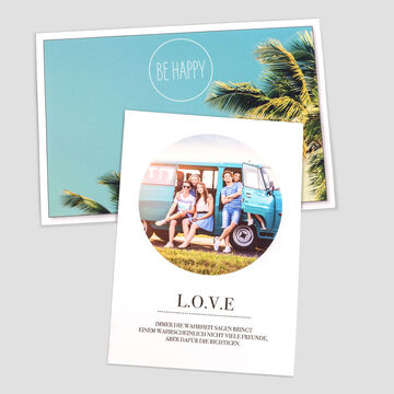 Deux cartes de vœux avec des motifs joyeux : une avec le texte 'BE HAPPY' et l'autre avec des amis et 'LOVE'