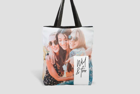 Un sac personnalisé avec l'impression 'Wild & Free' et des photos de deux amies riant ensemble.