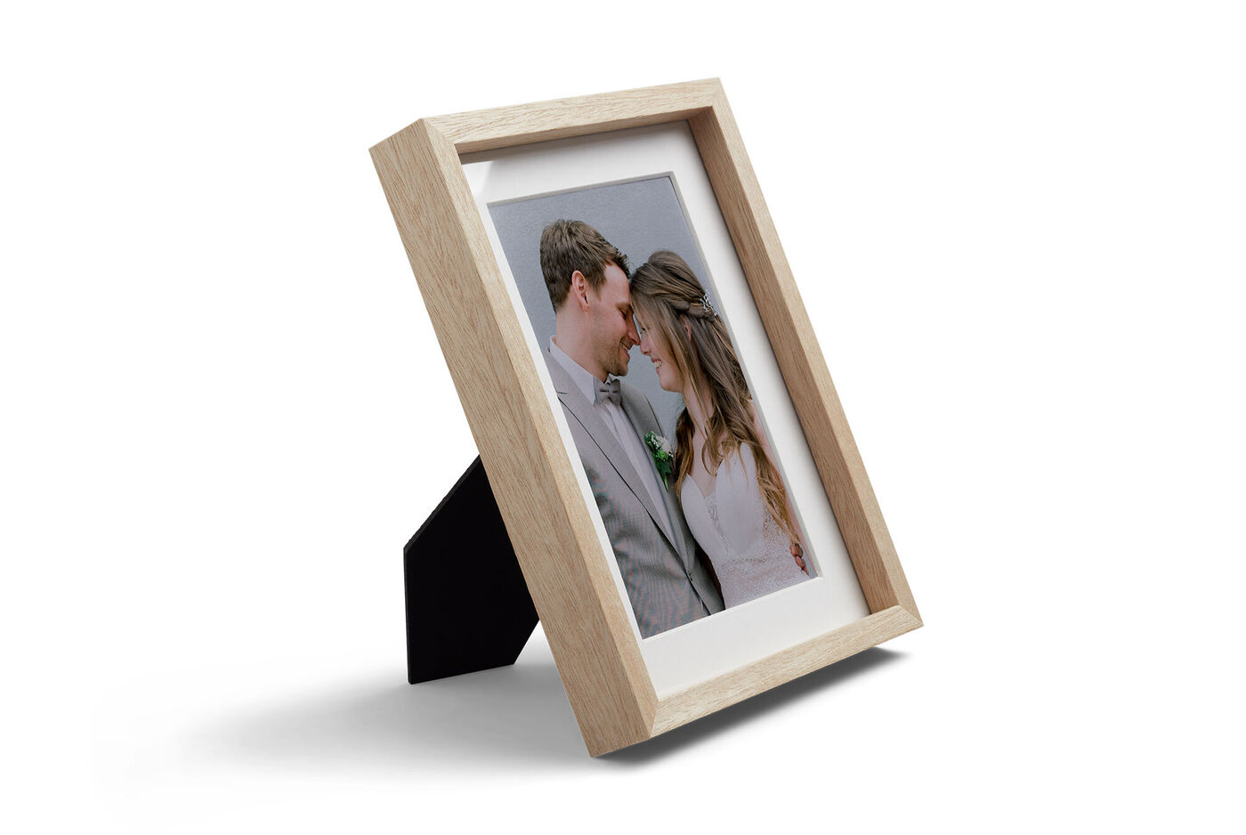 Cadre en bois prêt à poser avec photo d'un couple de mariés à l'intérieur