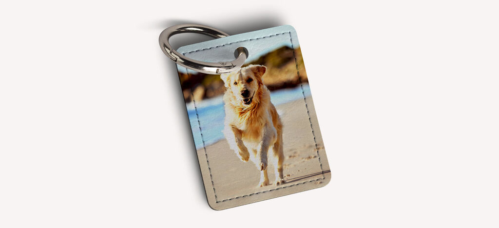 Un golden retriever saute joyeusement sur la plage.
