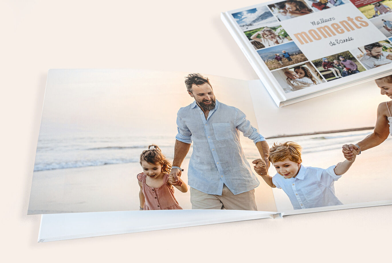 Une famille profite d'une promenade sur la plage, unie et riant.