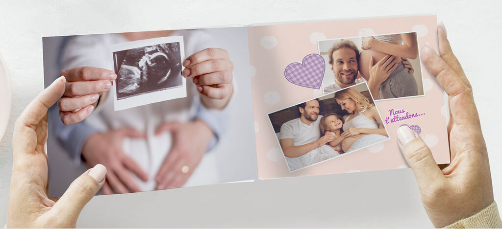 Une personne montre des photos dans un album. L'album est joliment conçu et contient plusieurs images capturant de beaux souvenirs.