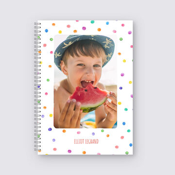 Un enfant joyeux tient un grand morceau de pastèque et en profite. Image décorée de couleurs joyeuses.