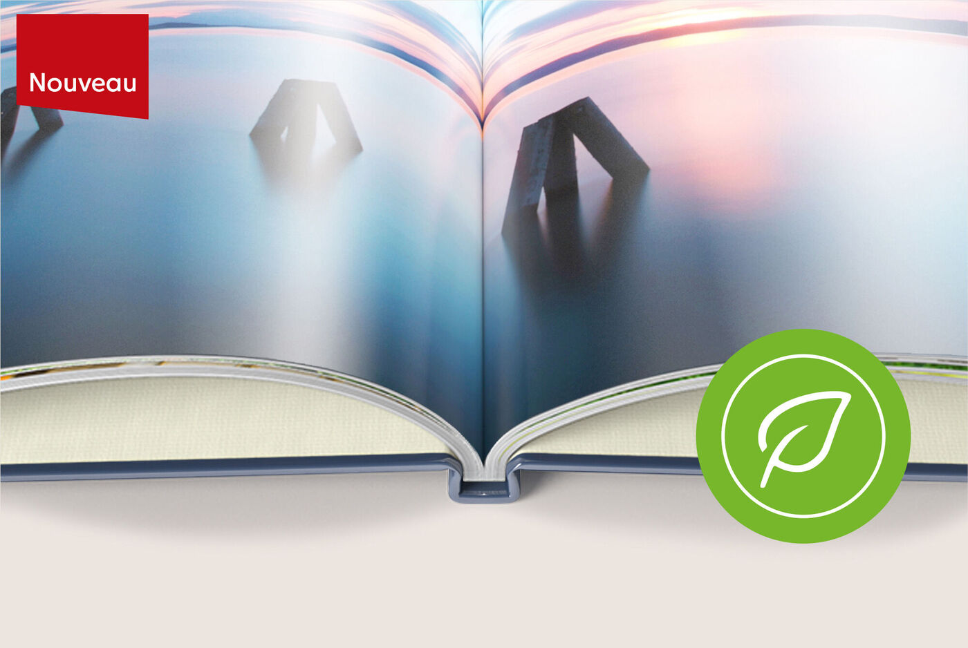 Une page ouverte d'un ALBUM PHOTO CEWE avec des couleurs douces et un paysage aquatique.