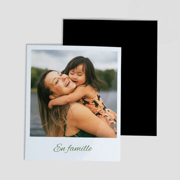 Une femme embrasse un enfant près de l'eau, flou en arrière-plan, nature.