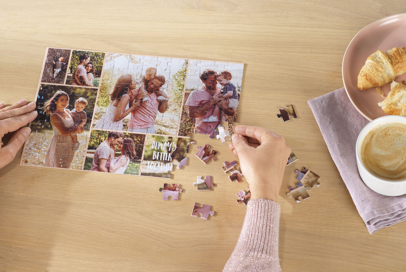 Une famille faisant un puzzle autour d'une table, avec des pièces de puzzle personnalisées.