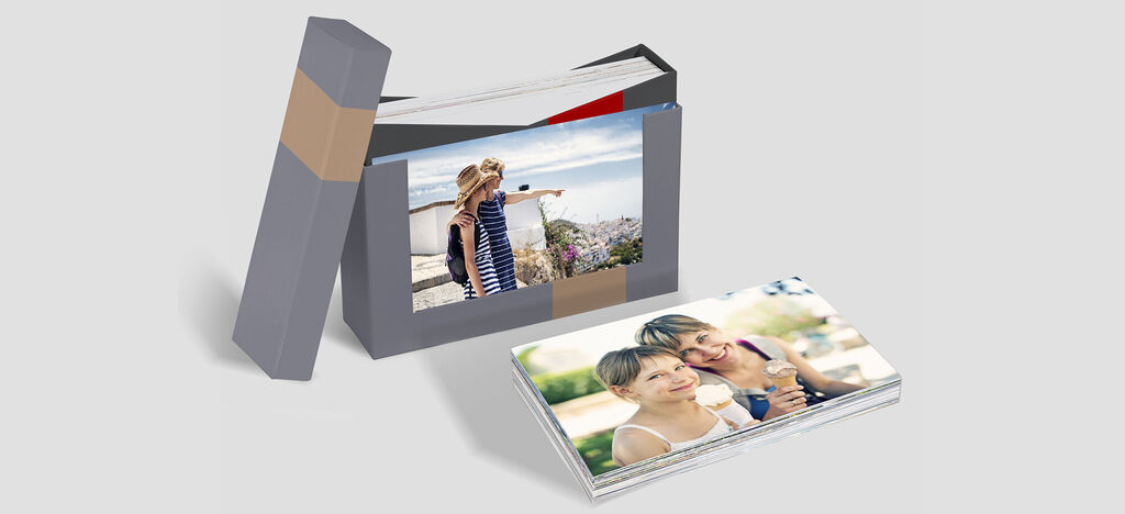 CEWE ALBUM photo avec une photo prise à la plage et une personne montrant quelque chose.