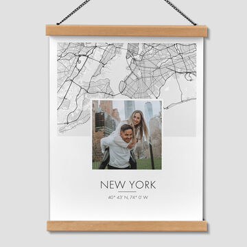 Affiche avec une carte de New York et une photo d'une personne heureuse.