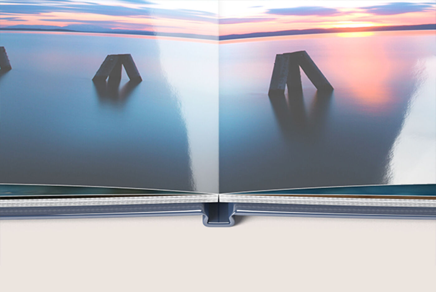 Deux pages ouvertes d'un ALBUM PHOTO CEWE avec une image d'eau calme au coucher du soleil.