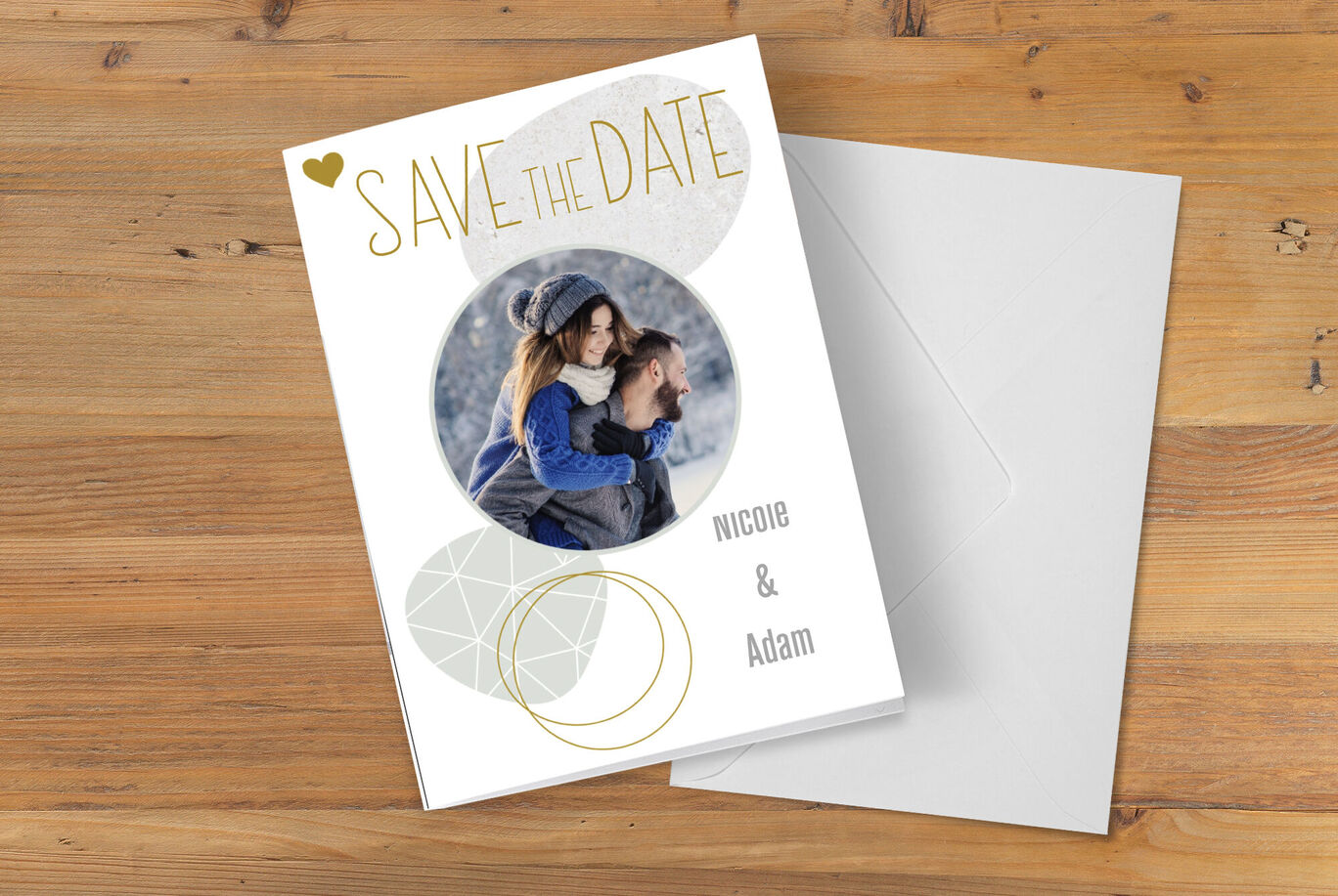 Une carte Save the Date avec un couple amoureux et les noms Nicole et Adam.