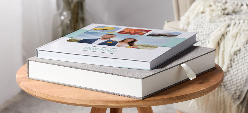 Deux livres photo élégants sur une table en bois.