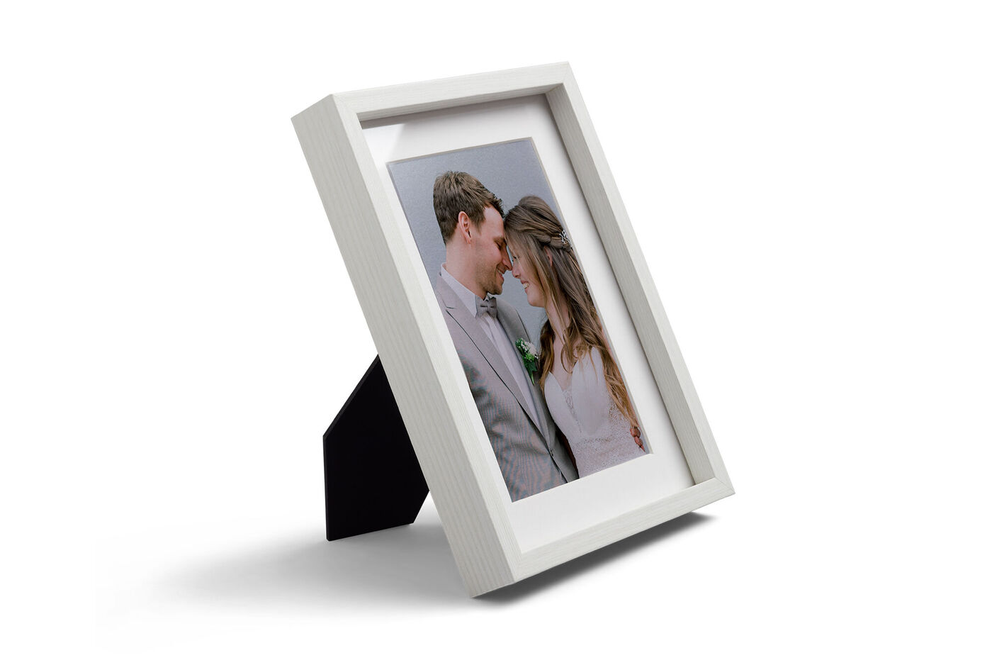 cadre photo prêt à poser blanc avec photo d'un couple de mariés à l'intérieur