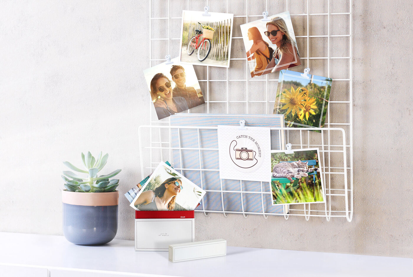 Support mural montrant plusieurs tirages photo carré inspiration retro montrant des scènes de vie de famille et des paysages, fleurs.