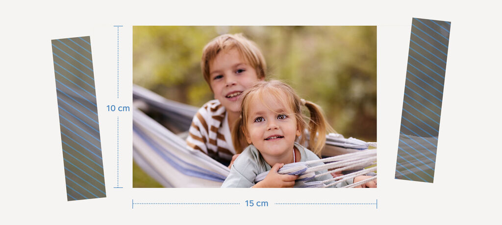 Un enfant et un adulte sympathiques dans un hamac, profitant d'un moment de détente en plein air