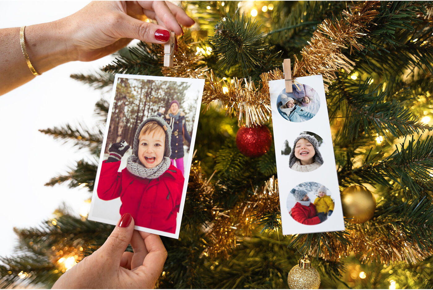 Un sapin décoré avec des photos