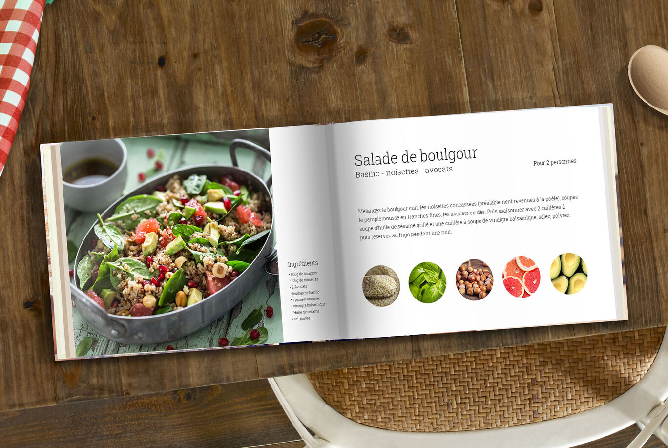 Un livre photo joliment conçu montrant un mélange coloré de salade de boulgour avec des légumes frais. Le plat est joliment présenté.