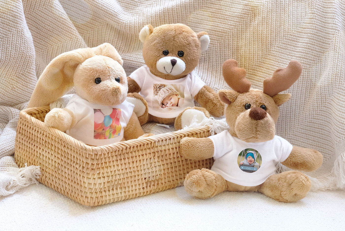 Trois peluches douces dans un panier en osier, chacune avec une photo unique sur un T-shirt, rayonnant de joie et de caractère.