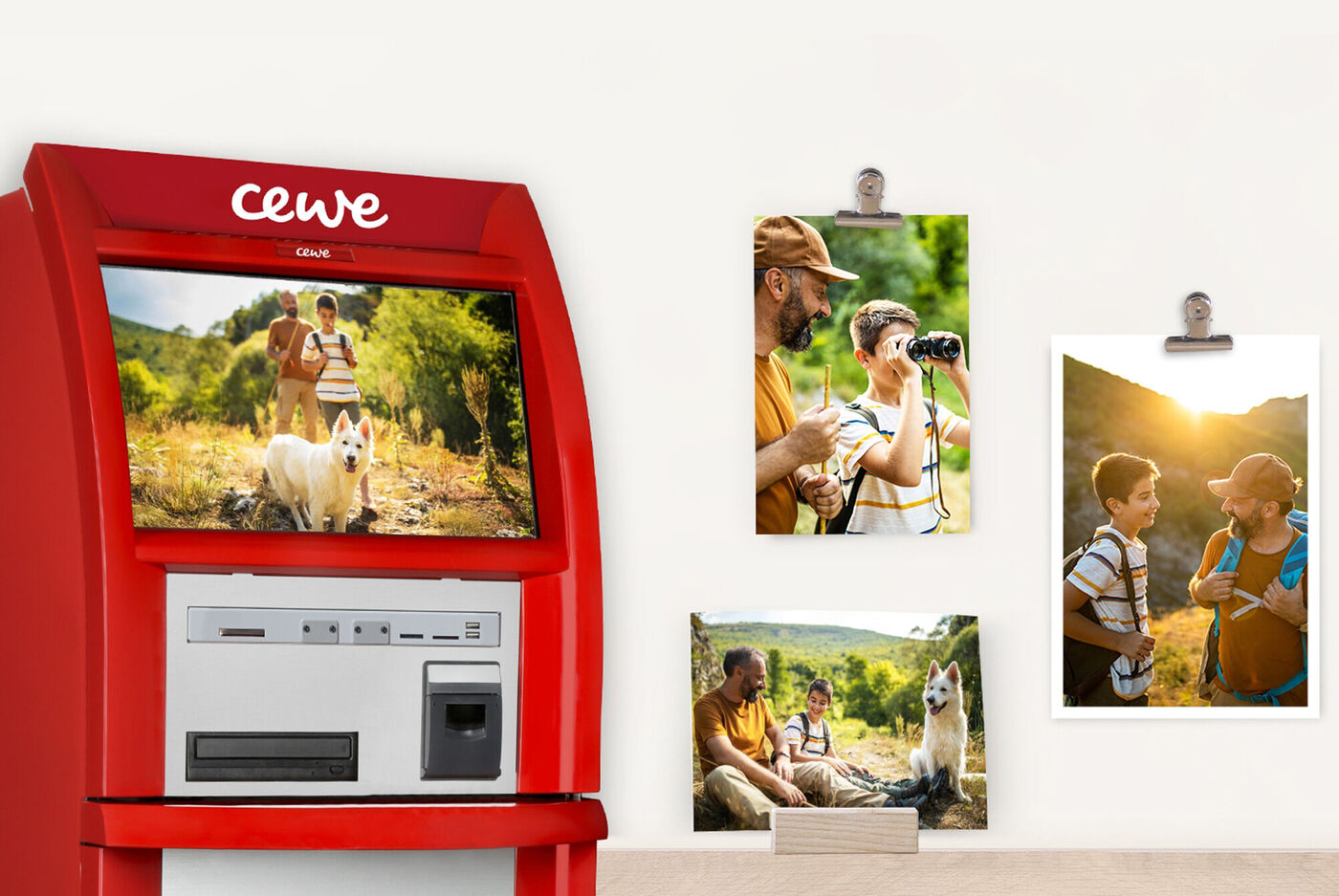Borne photo CEWE avec exemple de tirages photo à côté