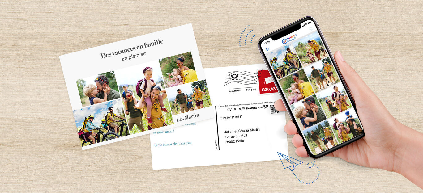 Un téléphone portable montre une carte postale numérique avec des images de la famille. Devant se trouve la vraie carte postale avec un design de collage coloré.