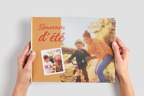 Un album photo CEWE soigneusement conçu avec des souvenirs de vacances.