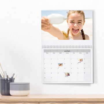 Magnifique calendrier mural de juillet avec un instantané d'été.